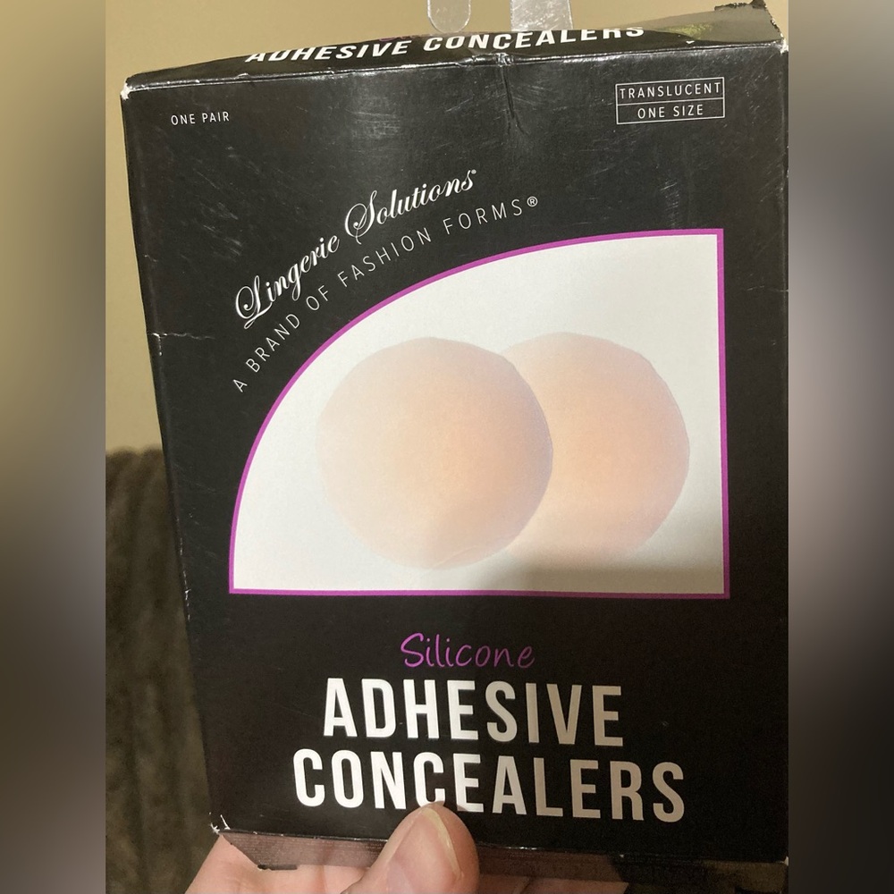 NWT Fashion Forms Silicone Adhesive Concealers One Size